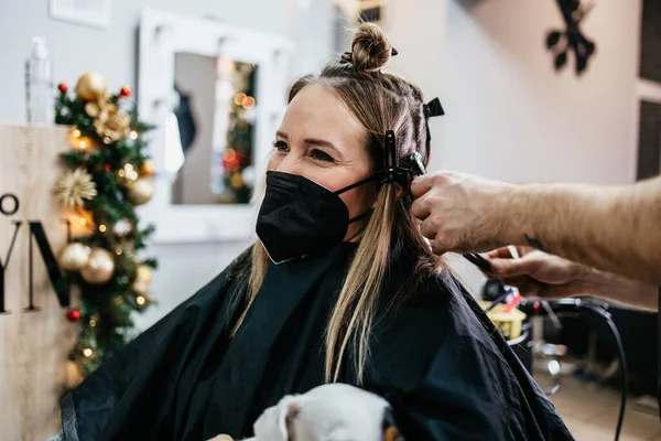 Fodrász Női Hajat Fest Fóliával Kiemeli Ügyfelének Haját Védőmaszkot Visel — Stock Fotó