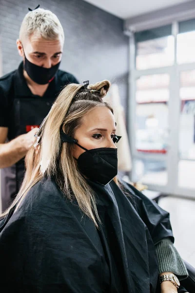 Hairdresser Dyeing Female Hair Making Hair Highlights His Client Foil — Stock Photo, Image