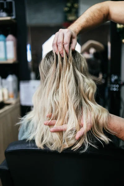 Penteado Bonito Mulher Depois Tingir Cabelo Fazer Destaques Salão Cabeleireiro — Fotografia de Stock