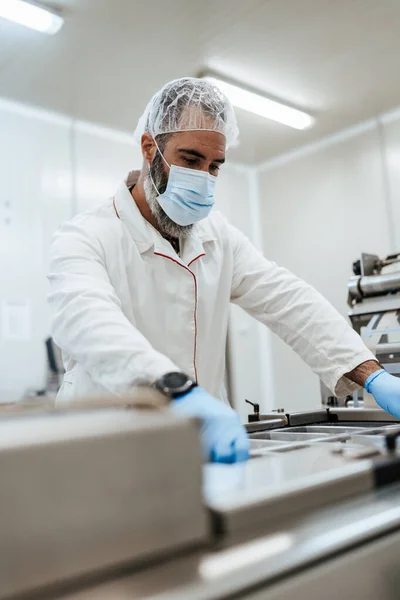 Hombre Experimentado Mediana Edad Que Trabaja Planta Procesamiento Satisfacer Fresco —  Fotos de Stock