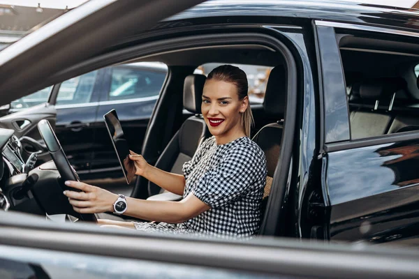 Mulher Bonita Trabalhando Como Vendedor Carros Usados Ela Está Usando — Fotografia de Stock