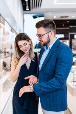 Modern kuyumcuda alışveriş yapan güzel bir çift. Erkekler moda ve zarafet konsepti.