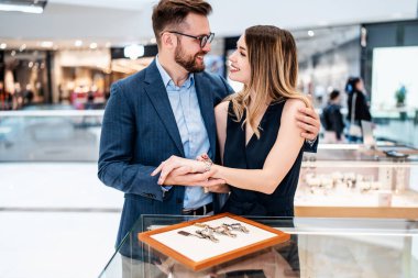 Modern kuyumcuda alışveriş yapan güzel bir çift. Erkekler moda ve zarafet konsepti.