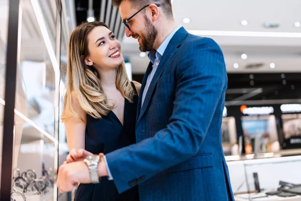 Modern kuyumcuda alışveriş yapan güzel bir çift. Erkekler moda ve zarafet konsepti.