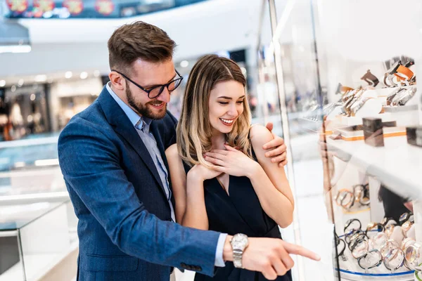 Modern kuyumcuda alışveriş yapan güzel bir çift. Erkekler moda ve zarafet konsepti.