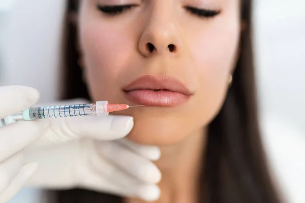 Vonzó Fiatalító Arcinjekciót Kap Szépségklinikán Szakértő Kozmetikus Botulinum Toxin Injekciókkal — Stock Fotó