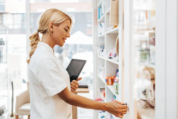 Młoda Atrakcyjna Farmaceutka Pracująca Aptece Jest Szczęśliwa Uśmiechnięta — Zdjęcie stockowe