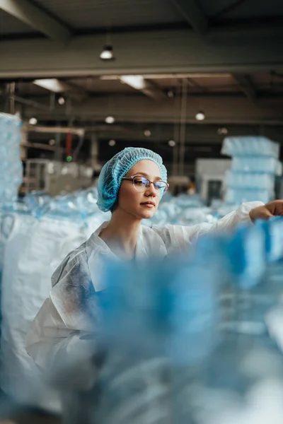 Lavoratrice Abiti Lavoro Protettivi Che Lavora Nella Fabbrica Ricerca Produzione — Foto Stock