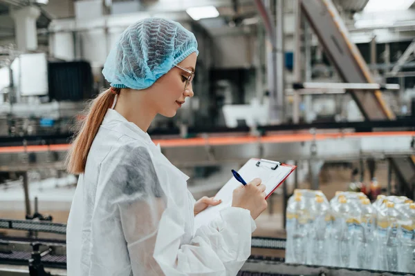 Lavoratrice Abiti Lavoro Protettivi Che Lavora Nella Fabbrica Ricerca Produzione — Foto Stock