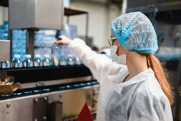 Trabalhadora Com Máscara Protetora Trabalhando Suprimentos Médicos Fábrica Pesquisa Produção — Fotografia de Stock