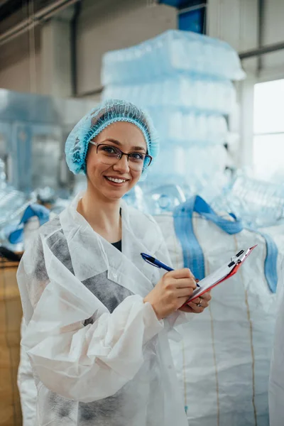 Orvosi Felszerelések Kutatásával Gyártásával Foglalkozó Védőmunkaruhában Dolgozó Női Munkavállaló Aki — Stock Fotó
