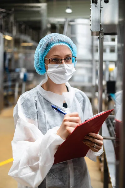Kvinnlig Arbetare Med Skyddande Ansiktsmask Som Arbetar Medicinska Förnödenheter Forskning — Stockfoto