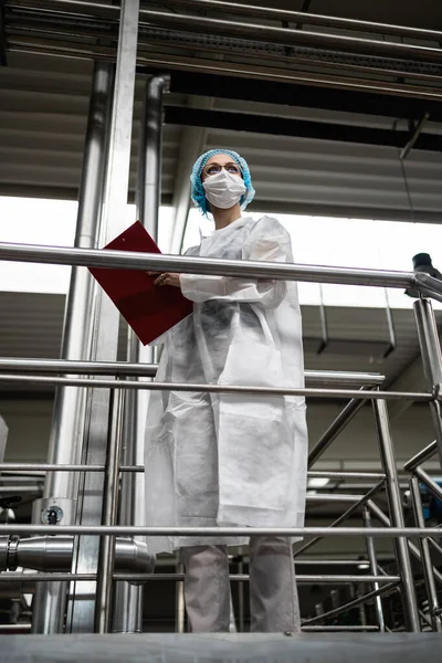 마스크를 노동자는 물품의 연구와 공장에서 일하고 발송하기 증류수통을 확인한다 관리를 — 스톡 사진