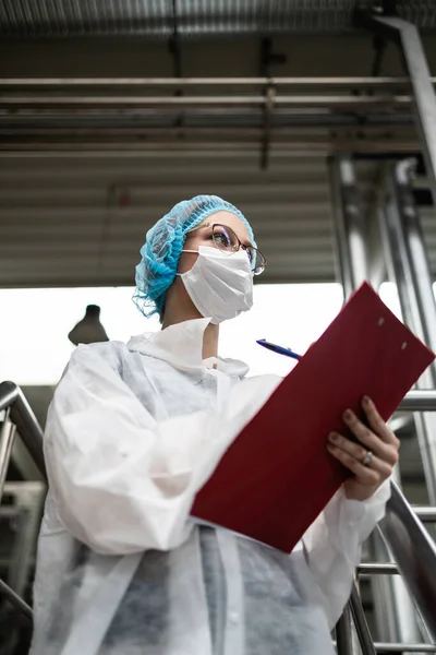 Női Munkavállaló Védőmaszkkal Dolgozik Orvosi Felszerelések Kutatásában Gyártásában Ellenőrzi Desztillált — Stock Fotó