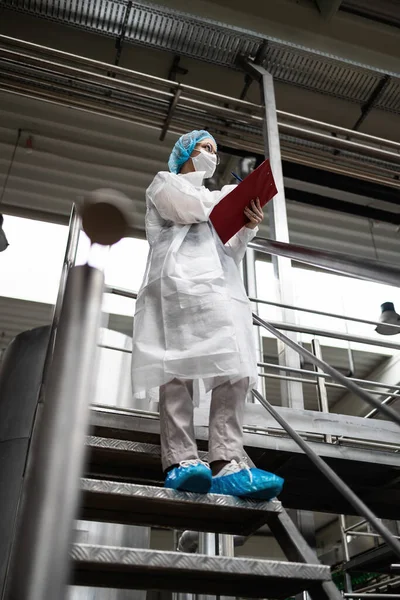 Trabajadora Con Mascarilla Protectora Que Trabaja Fábrica Investigación Producción Suministros —  Fotos de Stock