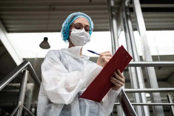 Женщина Работница Защитной Маской Лица Работает Научно Исследовательской Производственной Фабрике — стоковое фото