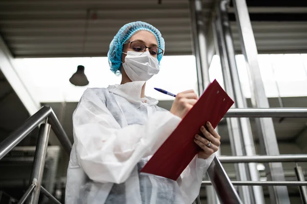 Kvinnlig Arbetare Med Skyddande Ansiktsmask Som Arbetar Medicinska Förnödenheter Forskning — Stockfoto