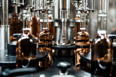 Sanayi şarabı şişeleme fabrikası teması. İçki şişeleme ve paketleme için modern sanayi üretim hattı. 