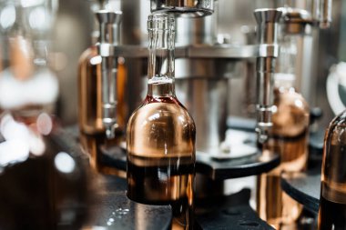 Sanayi şarabı şişeleme fabrikası teması. İçki şişeleme ve paketleme için modern sanayi üretim hattı. 