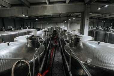 Kocaman paslanmaz çelik tankları olan şarap deposu. Endüstriyel alkol üretimi teması.