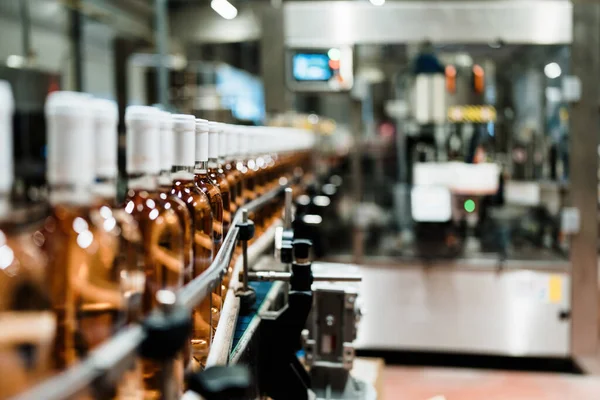Sanayi şarabı şişeleme fabrikası teması. İçki şişeleme ve paketleme için modern sanayi üretim hattı. 