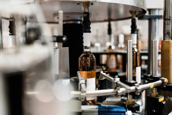 Sanayi şarabı şişeleme fabrikası teması. İçki şişeleme ve paketleme için modern sanayi üretim hattı. 