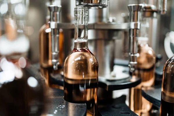 Sanayi şarabı şişeleme fabrikası teması. İçki şişeleme ve paketleme için modern sanayi üretim hattı. 