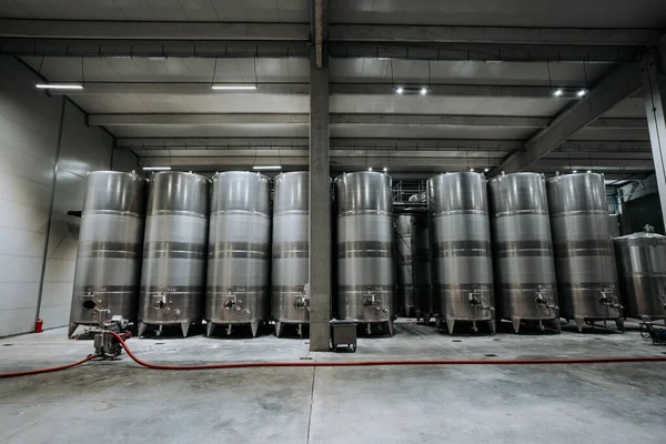 Armazém Enorme Para Armazenamento Vinho Com Tanques Aço Inoxidável Gigantes — Fotografia de Stock