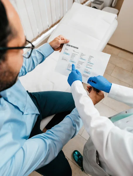 Uomo Mezza Età Seduto Parlando Con Medico Presso Clinica Medica — Foto Stock