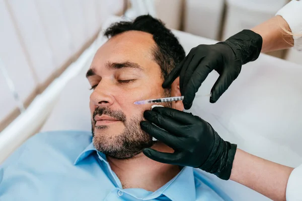 Bonito Homem Barbudo Meia Idade Está Recebendo Injeções Faciais Rejuvenescedoras — Fotografia de Stock