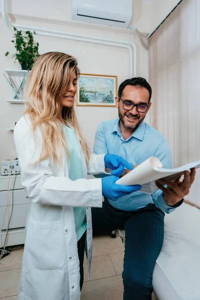 Homme Âge Moyen Assis Parlant Avec Médecin Clinique Médicale Pour — Photo