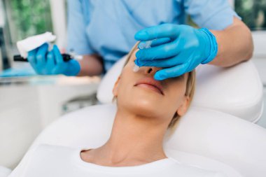 Mikro-edle mezoterapi. Güzel bir kadın mikro gençleştirme tedavisi görüyor.. 