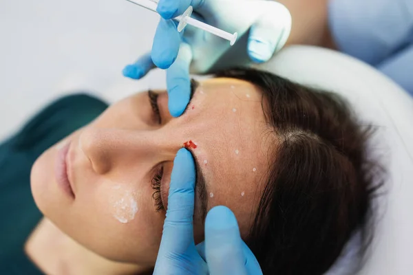 Una Mujer Atractiva Está Recibiendo Inyecciones Faciales Rejuvenecedoras Clínica Belleza — Foto de Stock