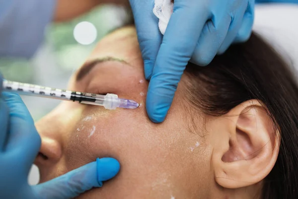 Une Femme Séduisante Reçoit Des Injections Faciales Rajeunissantes Clinique Beauté — Photo