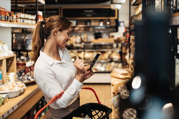 Piękna Młoda Elegancka Kobieta Kupująca Zdrowe Jedzenie Napoje Nowoczesnym Supermarkecie — Zdjęcie stockowe