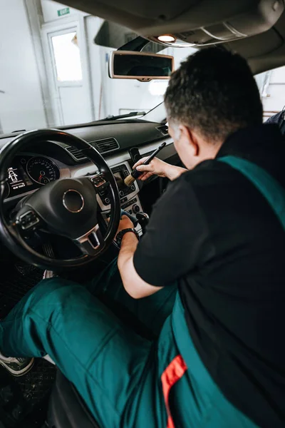 Professionele Werknemer Schoonmaken Auto Interieur Dashboard Auto Detaillering Valeting Concept — Stockfoto