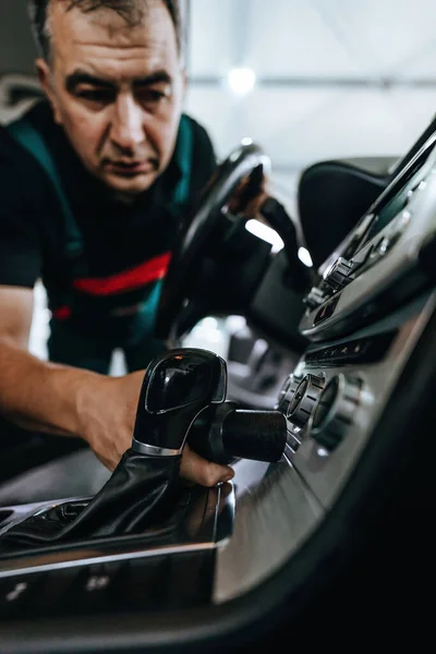 Trabajador Profesional Que Limpia Interior Del Coche Tablero Instrumentos Coche — Foto de Stock