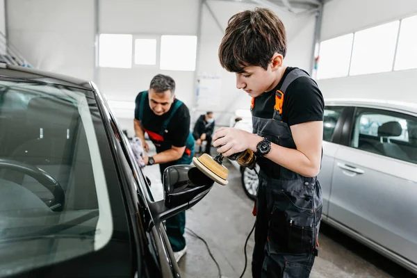 Професійний Працівник Автосервісу Полірує Автомобіль Класу Люкс Орбітальним Полірувальником Автосалоні — стокове фото