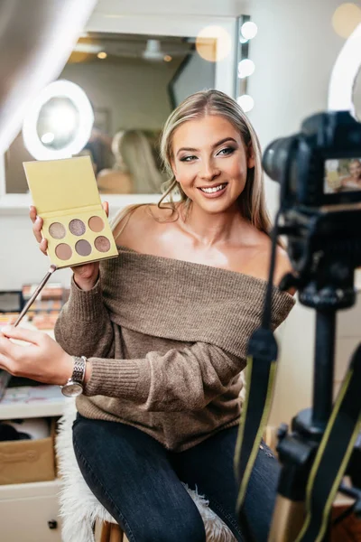 Glad Ung Kvinna Strömma Skönhet Makeup Vlog Hemifrån Eller Verkstad — Stockfoto