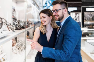 Modern kuyumcuda alışveriş yapan güzel bir çift. Moda tarzı ve zarafet konsepti.