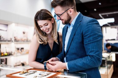 Modern kuyumcuda alışveriş yapan güzel bir çift. Erkekler moda ve zarafet konsepti.
