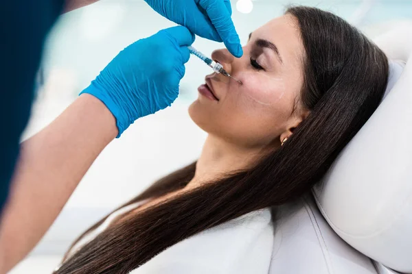 Beautician Σκιάζει Ζυγωματικά Της Γυναίκας Υαλουρονικό Οξύ Υλικό Πλήρωσης Υαλουρονικού — Φωτογραφία Αρχείου
