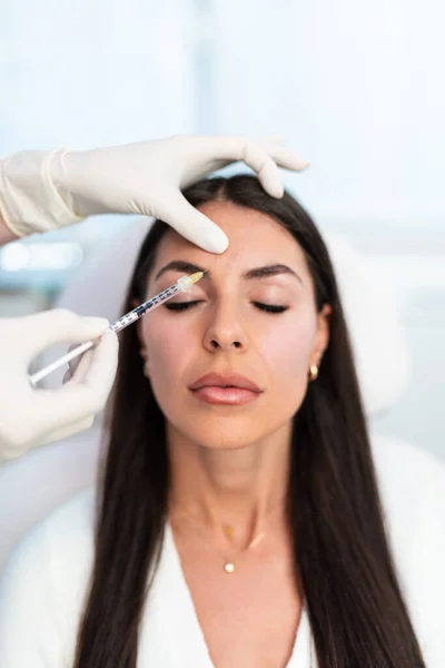 Wanita Yang Menarik Adalah Mendapatkan Suntikan Wajah Meremajakan Klinik Kecantikan — Stok Foto
