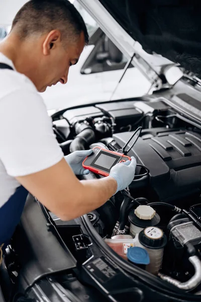 Detailní Záběr Automechanika Pomocí Notebooku Pro Sledování Chyb Diagnostiku — Stock fotografie