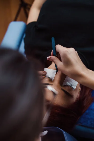 Mulher Ruiva Jovem Bonita Procedimento Extensão Pestanas Cosméticos Cuidados Com — Fotografia de Stock