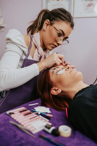 Hermosa Joven Pelirroja Procedimiento Extensión Pestañas Cosméticos Cuidado Corporal Cerca —  Fotos de Stock