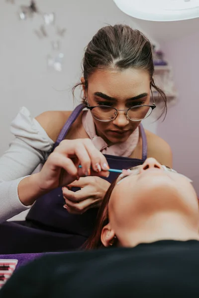 Hermosa Joven Pelirroja Procedimiento Extensión Pestañas Cosméticos Cuidado Corporal Cerca — Foto de Stock