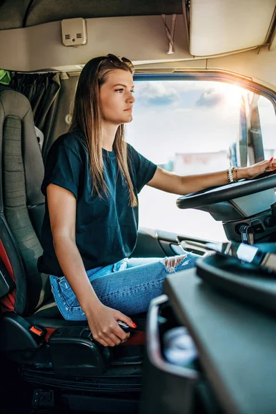 Retrato Bela Jovem Mulher Motorista Caminhão Profissional Sentado Dirigindo Caminhão — Fotografia de Stock