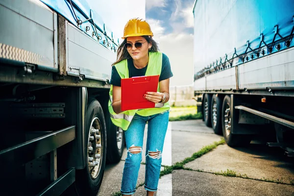 Professionele Vrouwelijke Industriële Vrachtwagenchauffeur Met Gele Beschermhelm Voert Technische Inspectie — Stockfoto