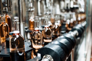 Sanayi şarabı şişeleme fabrikası teması. İçki şişeleme ve paketleme için modern sanayi üretim hattı. 